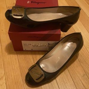Ferragamo patent pumps black and brown